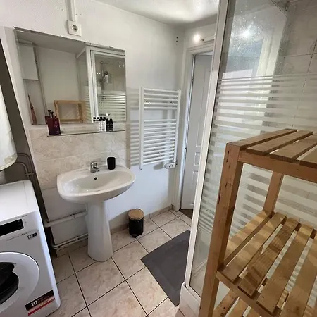 Large Two-room In Oberkampf Paris